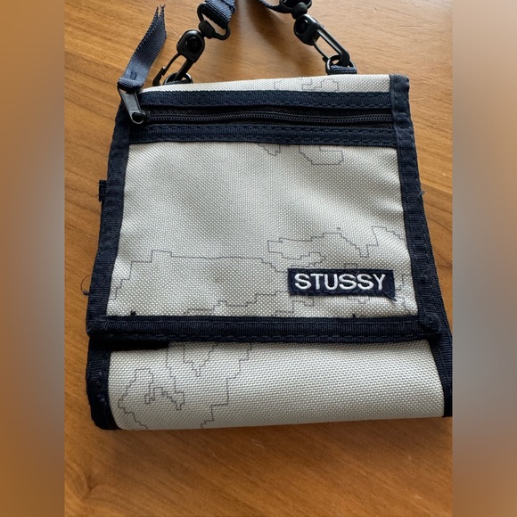 STUSSY CROSS BODY PASSPORT WINDOW WALLET/PURSE - Picture 5 of 6